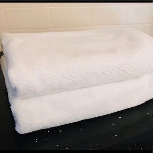 UGG Bath Towels Excellent Condition, set of 2